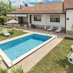 Apartment Vacation With Pool, Loborika